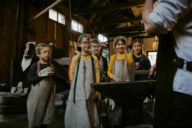 Kinder in der historischen Schmiede.
Beim Familienprogramm Kids-Treff im Stadtmuseum Steyr erforschen die jungen Museumsbesucher die Welt der Schmiede. | Foto: Helena Wimmer