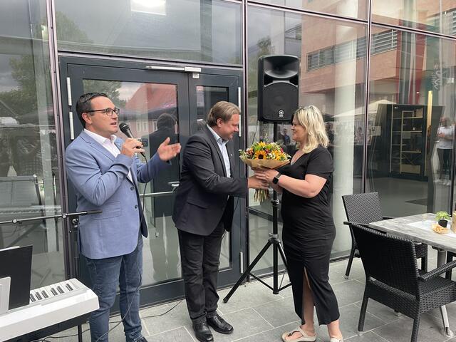 Ein Blumengruß für Petra Sidar von Jürgen Kreiner und Heimo Ortner | Foto: Almer