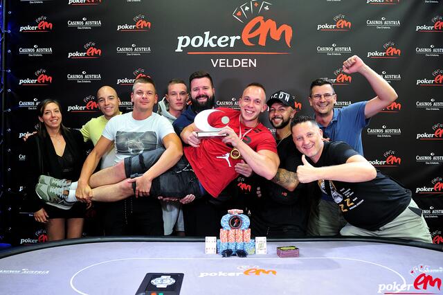 Sieger wissen zu feiern: Der Gewinner des Showdown am Wörthersee 2022, der Slowene Jan Hribernik, mit seinen Freunden. | Foto: Casinos Austria