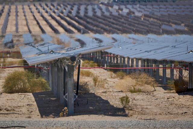Am Montag, den 8. Mai 2023, wie Wärme von den Modulen eines der Solarparks im Desert Center, Kalifornien, abstrahlt.  | Foto: Bildnachweis: Alex Gould