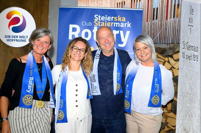 Präsidentin Astrid Holler, Clavdija Novak, Alois Sekli und Tina Peršuh.  | Foto: Robert Sommerauer/pixelmaker.at