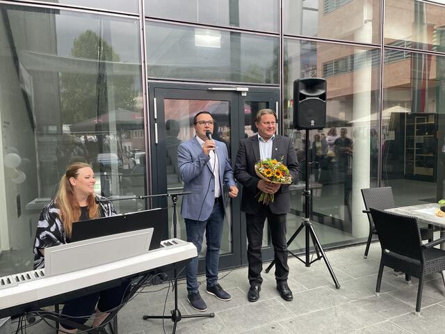 Heimo Ortner und Jürgen Kreiner mit Sängerin Babsea Schutting bei der Eröffnung | Foto: Almer