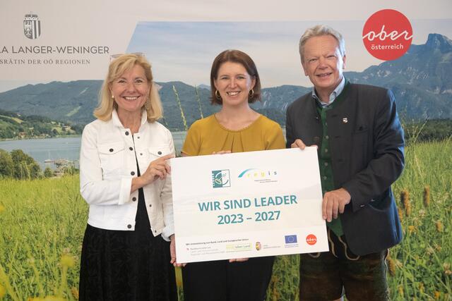 REGIS-Geschäftsführerin Rosa Wimmer, Gemeinde- und Agrar-Landesrätin Langer-Weninger und REGIS-Obmann Alexander Scheutz. | Foto: Land OÖ/Sternberger