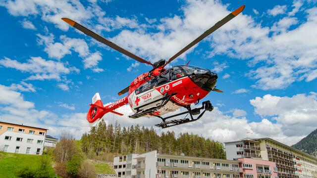 Der ARA-Notarzthubschrauber RK2 soll weiterhin in Ehenbichl landen, ab 2027 hier aber keinen Stützpunkt mehr haben.  | Foto: ARA