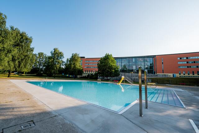 Das Kinderbad in der Wimhölzelstraße wurde nach der Sanierung am Freitag, 7. Juli, offiziell wiedereröffnet. | Foto: Linz AG/Fotokerschi