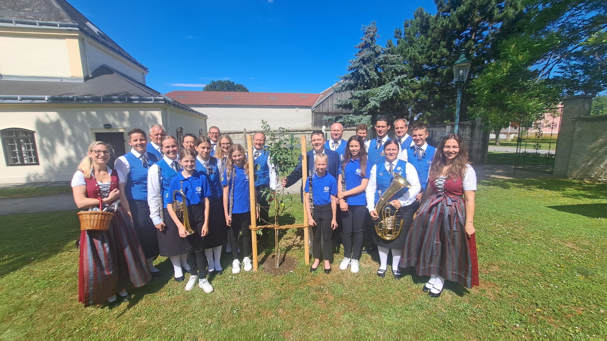 Kirtag anschlagen Musiker aus Sarasdorf zogen durch die Ortschaft