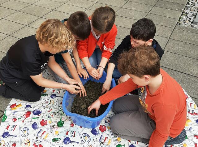 Schüler der Volksschule Geinberg beim Erstellen der Bälle. | Foto: VS Geinberg