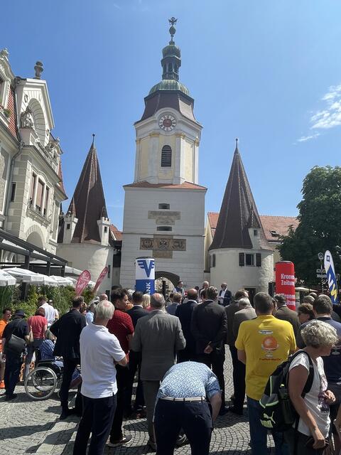 Entlang der 700 Meter langen Fußgängerzone erwarten die BesucherInnen kulinarische Highlights, süße Versuchungen in Form von Marillenknödel, und ein großes, marilliges Angebot in den zahlreichen Geschäften. | Foto: sg