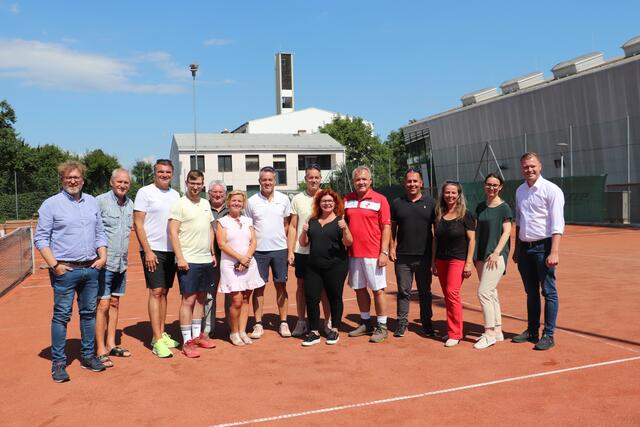 ATUS Kalsdorf Mitglieder der Tennissektion mit Bgm. Manfred Komericky, Gemeinderäten und Anton Goschier, Jörg Blechingers Vorgänger als Sektionsleiter.  | Foto: Edith Ertl