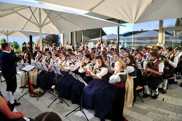 Die Kurzkonzerte von drei nach Altersstufen eingeteilten Orchestern eröffneten das Bezirksmusikfest. | Foto: Hassl