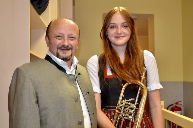 Gast- Tenor Norbert Ernst mit Sina Riegler von der Trachtenkapelle Edlitz - Thomasberg und Grimmenstein  | Foto: Elisabeth Peinsipp