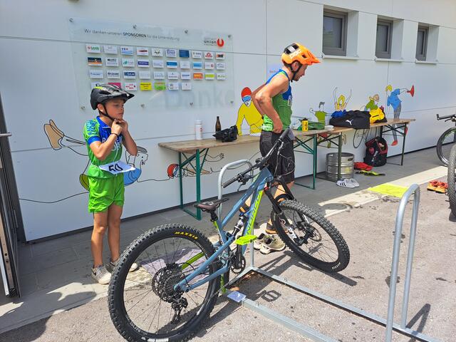 Marco Schieder links im Bild, erst 10 Jahre alt und als Einzelstarter beim Triathlon dabei.