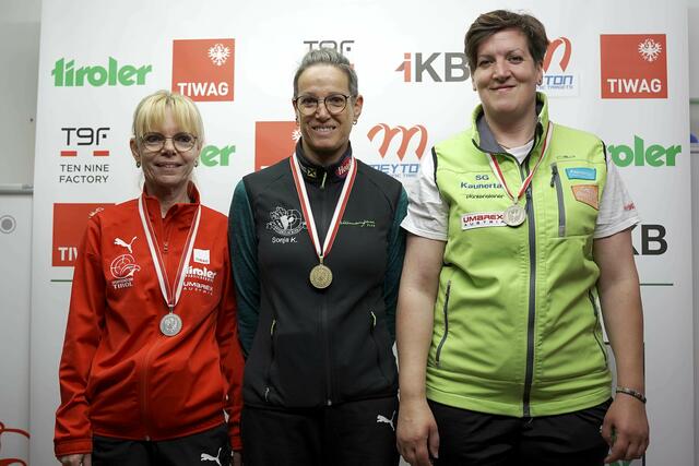 Sonja Kaspar (Mitte - SG Mieming) konnte sich im 60 Liegendbewerb der Seniorinnen 1 vor Ulrike Klaus (SG Landeck) und Barbara Walzthöni (SG Kaunertal) durchsetzen und den ersten Platz gewinnen.