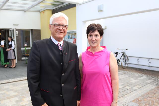 Bezirkshauptmann Siegmund Geiger mit der mit der Landecker Stadtamtsleiterin Elisabeth Reich.  | Foto: Elisabeth Zangerl 
