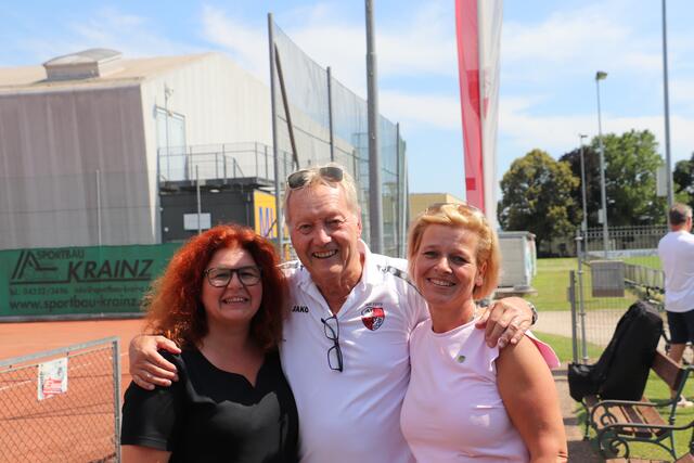 Klaus Blechinger sen. mit den GR Sandra Goldberg und Sabine Jakubzig | Foto: Edith Ertl