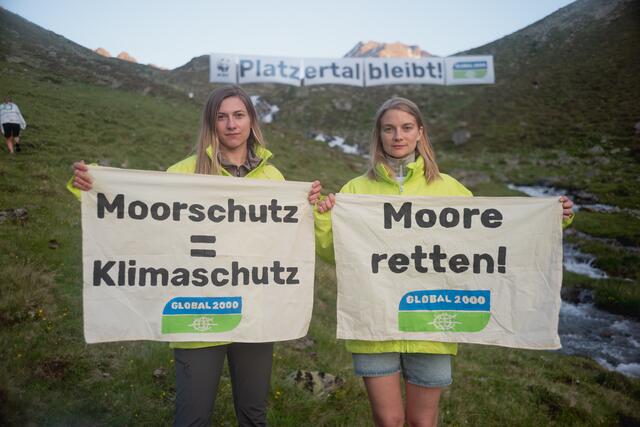 "Platzertal bleibt": Protestaktion mit 50-Meter-Banner gegen Kraftwerksausbau Kaunertal. | Foto: Christopher Glanzl