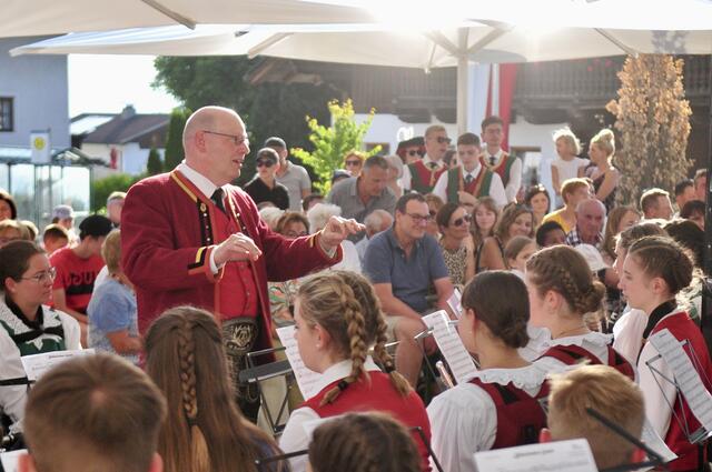 Kematens Kapellmeister Dietmar Schmid dirigierte das Orchester Nummer 2. | Foto: Hassl