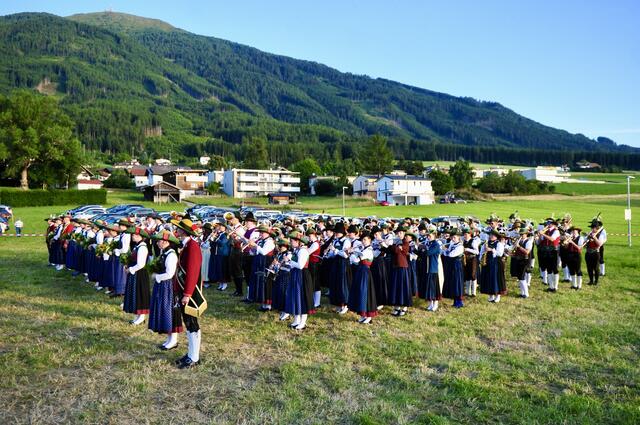 Beeindruckend in Bild und Ton (siehe Video): Gesamtspiel der Nachwuchsmusikantinnen und - musikanten vor dem Festzelt bei Kaiserwetter. | Foto: Hassl