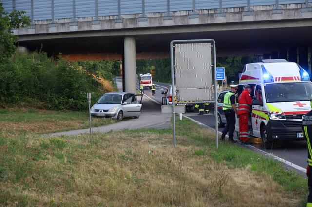 Der Unfalllenker wurde vor Ort vom Rettungsdienst und Notarzt versorgt und danach ins Krankenhaus gebracht. Die Unfallstelle war für etwa eine Stunde erschwert passierbar. | Foto: laumat.at/Matthias Lauber