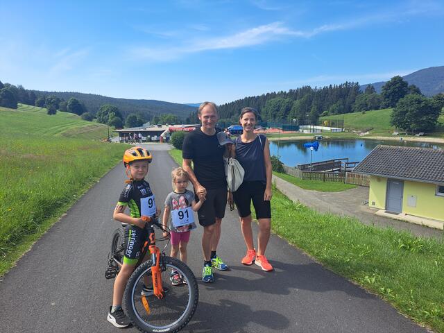 Bgm. Oliver Felber aus Birkfeld nahm mit seinen beiden Kindern beim Family-Crosstriathlon teil