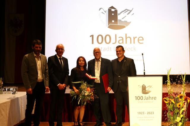 Im Rahmen des Festaktes erhielt Hermann Delago ein Ehrenzeichen der Stadt Landeck, mit im Bild sind: Vgbm. Mathias Niederbacher, Bgm. Herbert Mayer, Rosdiana und Hermann Delago und Vbgm. Thomas Hittler, (v.l.).  | Foto: Elisabeth Zangerl 