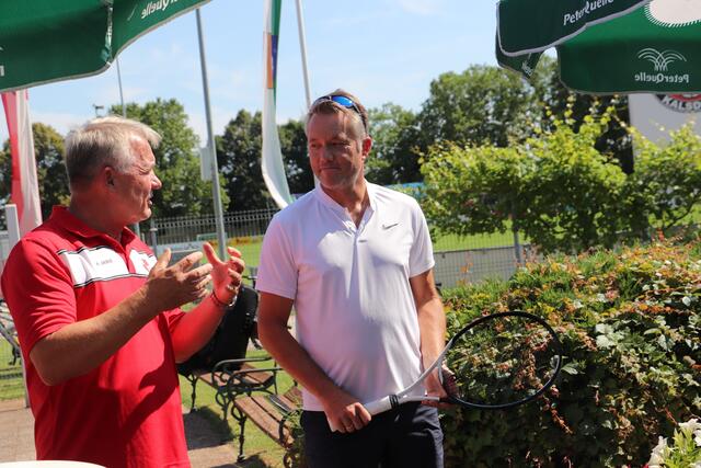 Bgm. Manfred Komericky freut sich über die Jugendförderung des ATUS Kalsdorf. Die Sektion Tennis bietet heuer drei Feriencamps an - alle sind bereits ausgebucht.  | Foto: Edith Ertl