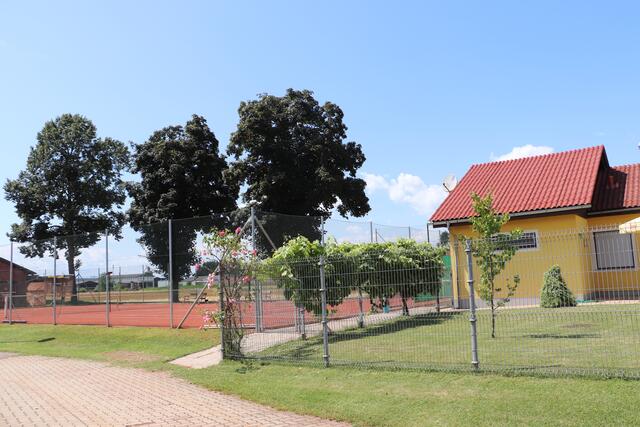 Der Allwetter-Tennisplatz westlich der runderneuerten Tennisplätze ist ganzjährig bespielbar. | Foto: Edith Ertl