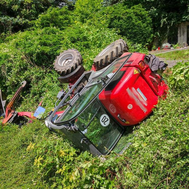 Mit einem Radlader stürzte ein 33-jähriger Arbeiter in Kapfenberg auf einem Friedhof über eine Böschung. Der Mann wurde dabei unter dem Fahrzeug eingeklemmt und schwer verletzt. | Foto: Freiwillige Feuerwehr Kapfenberg-Stadt