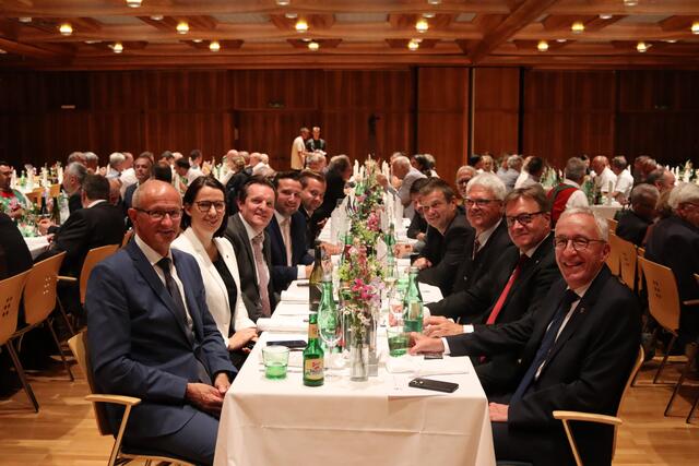Zahlreiche Ehrengäste wohnten dem offiziellen Festakt im Landecker Stadtsaal bei.  | Foto: Elisabeth Zangerl 