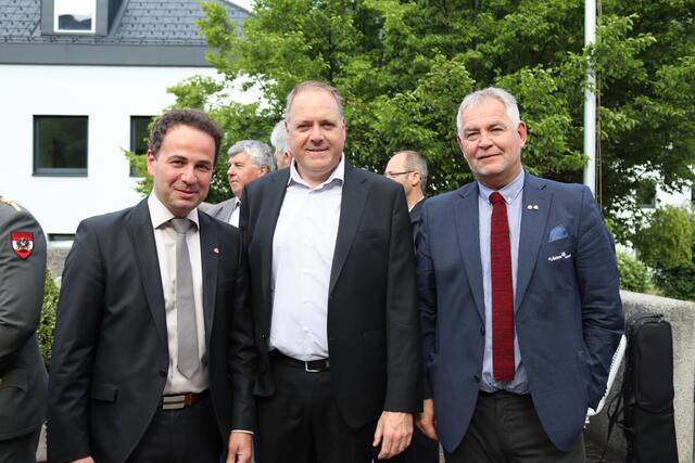 Gekommen sind auch der Rieder Bürgermeister Daniel Patscheider, der Bürgermeister aus Fendels, Stefan Köhle und St. Antons Bürgermeister Helmut Mall, der offiziell beim Festakt die Grußworte von Seiten der Bürgermeister überbrachte.  | Foto: Elisabeth Zangerl 