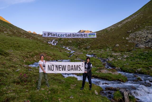 "Platzertal bleibt": Protestaktion mit 50-Meter-Banner gegen Kraftwerksausbau Kaunertal. | Foto: Sebastian Frölich