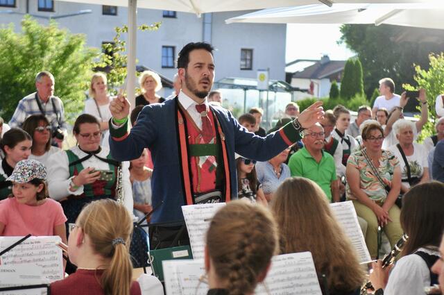 Gerhard Pramstaller dirigierte Orcheser Nummer 1 mit den jüngsten MusikantInnen. | Foto: Hassl