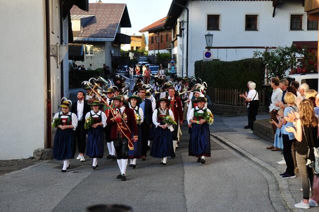 Der Marsch zum Festzelt in drei großen Blöcken gehört ebenso zur Tradition wie die Kurzkonzerte. | Foto: Hassl