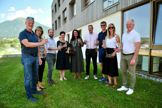 Ein Glasl Sekt auf das Jubiläum: Verbandsobmann Bgm. Marco Untermarzoner (3.v.l.), Heimleiterin Rosmarie Jäger (4.v.l.), die Bgm. Hansjörg Peer (4.v.r. mit Gattin) und Josef Singer (re.) sowie die Vizebgm. Michael Saischek (3.v.r.) und Volkmar Reinalter (li.) mit Gattinnen