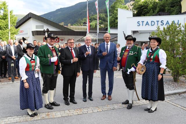 Ein Schnäpschen in Ehren darf natürlich nicht fehlen, die Herren wurden flankiert von den feschen Schützen-Marketenderinnen, im Bild zu sehen sind: Josef Graber (Obmann Schützenkompanie Landeck), Alt-LH und Festredner Günther Platter, Bgm. Herbert Mayer, LH Anton Mattle und Schützen-Hauptmann Bruno Schönherr.  | Foto: Elisabeth Zangerl 