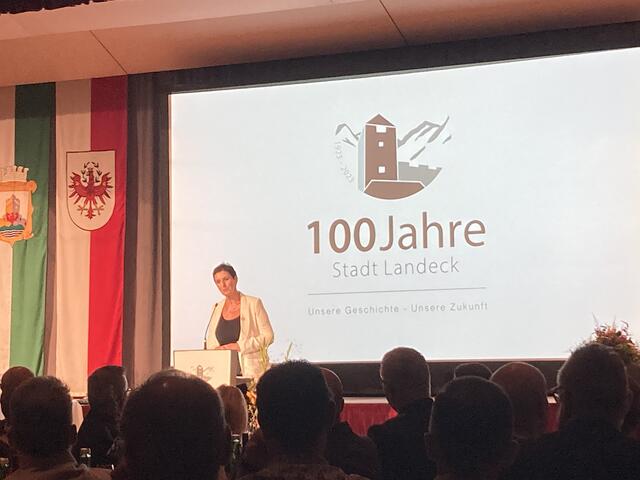 Die Moderatorin Waltraud Kiechl führte durch den Abend.  | Foto: Elisabeth Zangerl 