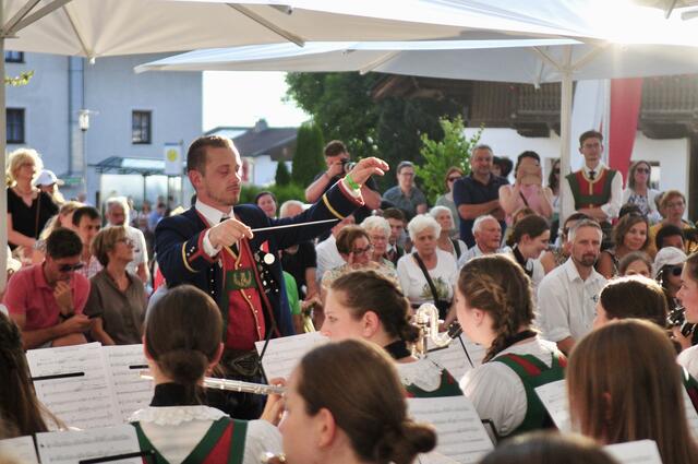 Das riesiger Orchester Nummer 3, in dem teilweise auch schon bewährte Kräfte der Musikkapellen vertreten waren, wurde von Bez.-Kpm. Erwin Probst betreut. | Foto: Hassl