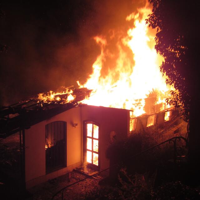 Das Wochenendhaus in Mariatrost in Graz stand beim Eintreffen der Berufsfeuerwehr Graz bereits in Vollbrand.  | Foto: Berufsfeuerwehr Graz