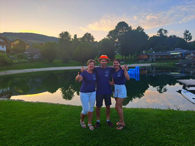 Eva Reindl (li) freut sich mit dem neuen Organisationsduo Gernot Hainzl und Christin Brunnhofer über die gelungene Neuauflage beim 11. Joglland-Crosstriatlon 