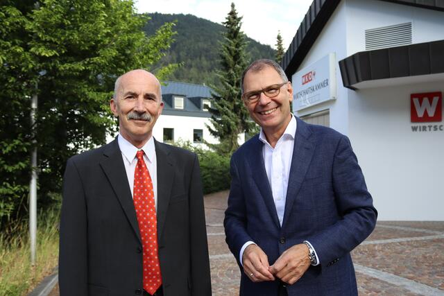 Vertreten war bei den Feierlichkeiten auch das Krankenhaus St. Vinzenz in Zams, im Bild zu sehen: der Geschäftsführer Bernhard Guggenbichler und Primar und ärztlicher Direktor, Ewald Wöll.  | Foto: Elisabeth Zangerl 