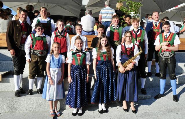 Die AbsolventInnen des Leistungsabzeichens in Bronze mit Bezirksobmann Franz Niederkofler (li.), Bez.-Jugendref. Claudia Klinar und Bez.-Kpm. Erwin Probst | Foto: Hassl