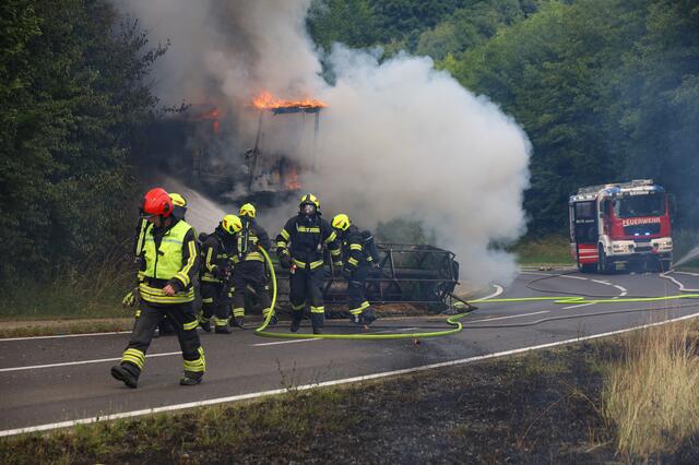 Die L563 Traunuferstraße, Welser Straße war zwischen Schleißheim und Thalheim bei Wels für mehrere Stunden gesperrt.

 | Foto: laumat.at/Matthias Lauber