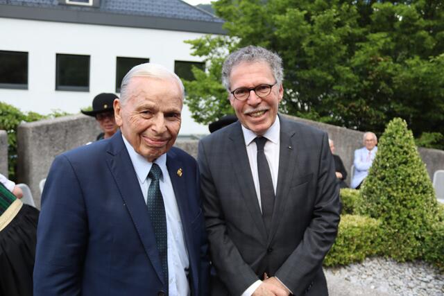 Kommerzialrat und Ehrenzeichenträger der Stadt Landeck, Arthur Thöni mit dem renommierten Künstler Elmar Peintner, der erst kürzlich zum Kafka-Gedenken  in Prag ausstellen durfte.  | Foto: Elisabeth Zangerl 