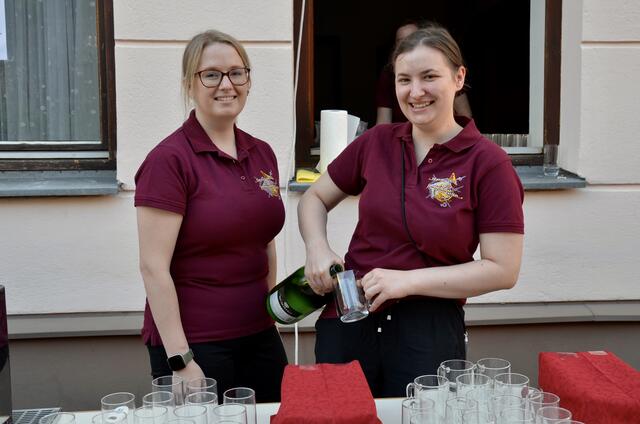 Bewirtet wurden die Konzertbesucher von Katharina Winkler und Melanie Reiterer. | Foto: Elisabeth Peinsipp 