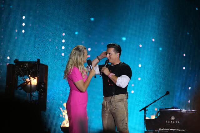 Bei der Generalprobe gab es ein "Hoppala" mit dem Ton, der Superstar nahm es im Gespräch mit Barbara Schöneberger mit Humor | Foto: MeinBezirk.at