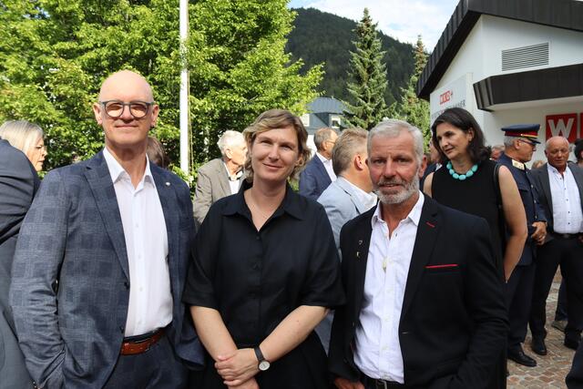 Unter die Festgäste mischten sich auch einige Bürgermeister des Bezirks Landeck, auf diesem Foto zeigen sich: Der Flirscher Bürgermeister Roland Wechner, die Pfundser Bürgermeisterin  Melanie Zerlauth und der Spisser Bürgermeister Alois Jäger. | Foto: Elisabeth Zangerl 