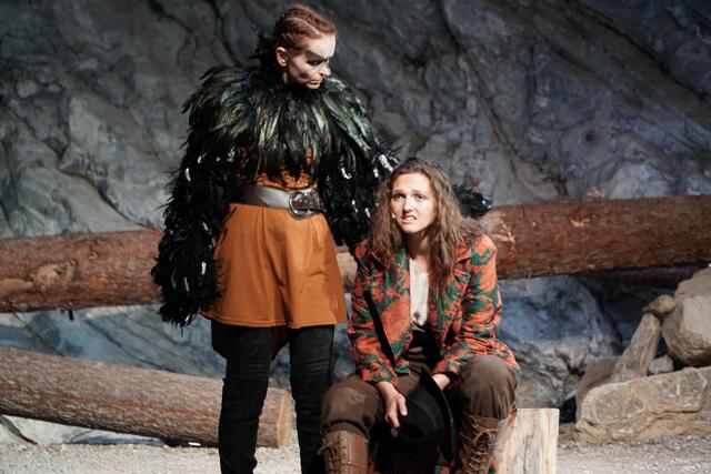 Wally, dargestellt von Hannah Scheidle, mit ihrem Adler (verkörpert von Simone Kammerlander). | Foto: Reichel