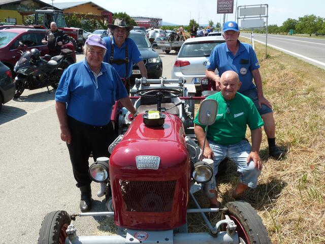 Ein spannendes Treffen um sich mit seinen guten Freunden über die verschiedene Oldtimer Traktoren Modelle zu unterhalten!