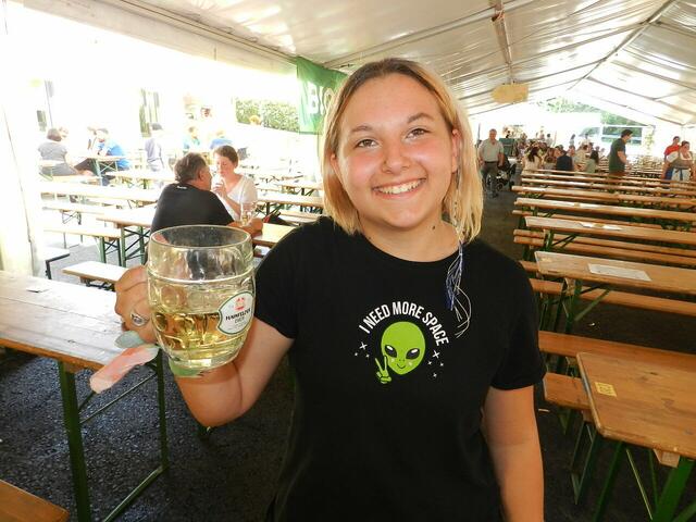 Felicita Gradwohl ( Half gerne mit und servierte die Getränke an die Tische )