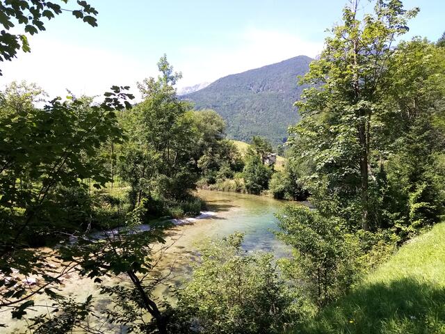möglich ist. Manche Stellen sind recht tief, dafür hat das Wasser dort eine wunderschöne blaugrüne Farbe.